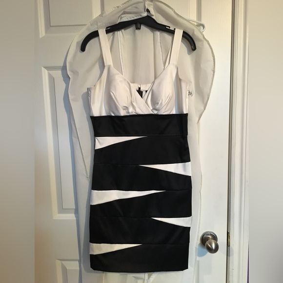 *MOVING SALE!!* Le Chateau Two-Toned Cocktail Dress - Picture 1 of 2